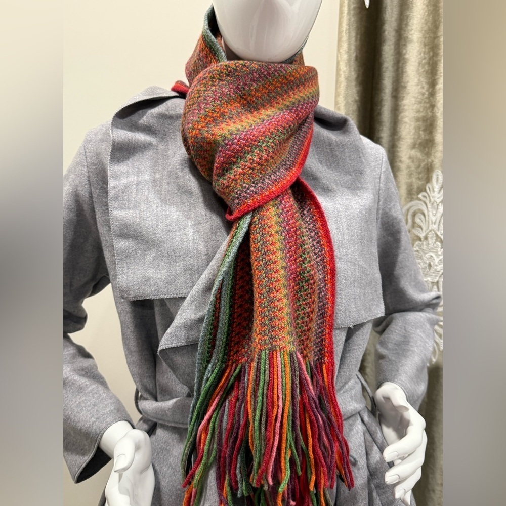 Johnstons Of Elgin soft unisex
100% PURE NEW WOOL MADE IN SCOTLAND scarf